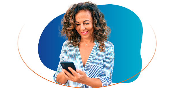 Donna sorridente che tiene in mano uno smartphone.