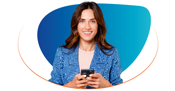 Donna sorridente che tiene uno smartphone con entrambe le mani.