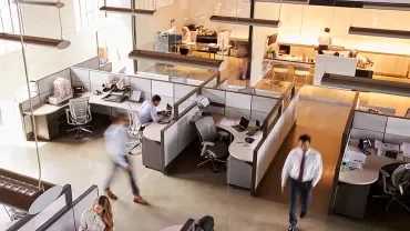 Vista dall'alto di un ufficio moderno con persone al lavoro.