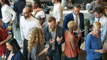 Un gruppo di persone socializza ad un evento.