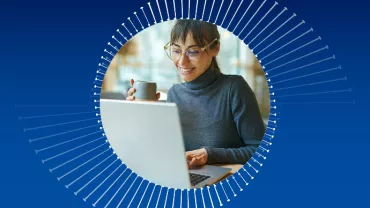 Persona al laptop con una tazza, sfondo blu.