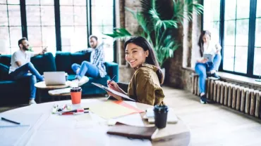 Gruppo di persone che lavora in un ufficio luminoso.