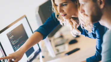 Persone che lavorano insieme al computer in ufficio.