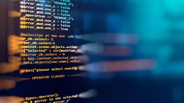 Codice informatico colorato su sfondo sfocato.