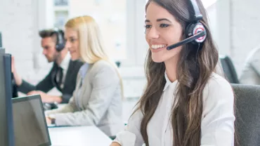 Operatore al computer in un call center.