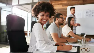 Ufficio con persone che lavorano insieme a un tavolo.