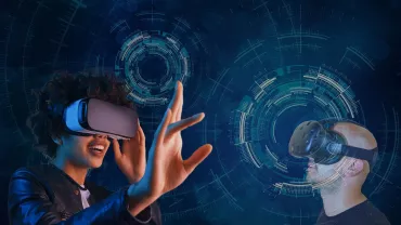 Persona con visore VR immersa in realtà virtuale.
