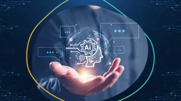 Unità di intelligenza artificiale tenuta in mano con sfondo tecnologico.