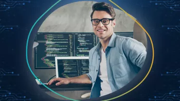 Persona al computer con schermi di codice