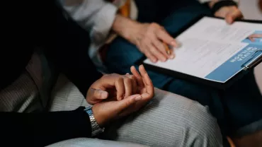 Persona tiene un documento su una tavoletta.