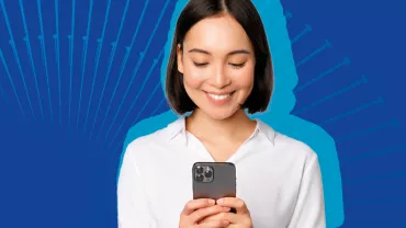 Persona sorridente guarda lo smartphone su sfondo blu.