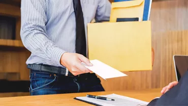 Persona consegna una lettera in ufficio.