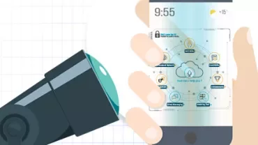 Persona che tiene uno smartphone con icone di sicurezza visibili.