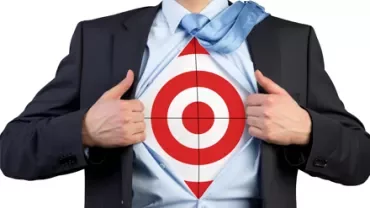 Persona in abito apre camicia per mostrare un bersaglio.
