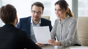 Colloquio di lavoro in ufficio con tre persone.