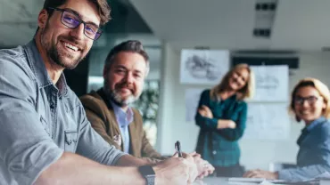 Gruppo di persone che sorridono durante una riunione