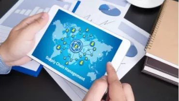 Persona tiene tablet con schermo di gestione della catena di fornitura.