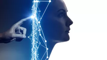 Profilo di un volto umano con reti digitali luminose.