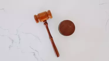 Martelletto di legno su sfondo bianco.