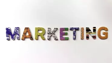 Lettere colorate che formano la parola marketing su sfondo bianco.