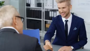 Colloquio di lavoro, stretta di mano tra due persone.