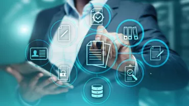 Persona che interagisce con un'interfaccia virtuale di gestione documenti.