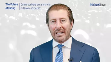 Persona in abito, testo: 'Come scrivere un annuncio di lavoro efficace?'