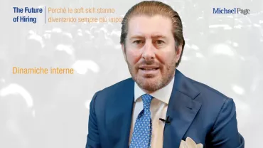 Uomo in abito blu parla di soft skill