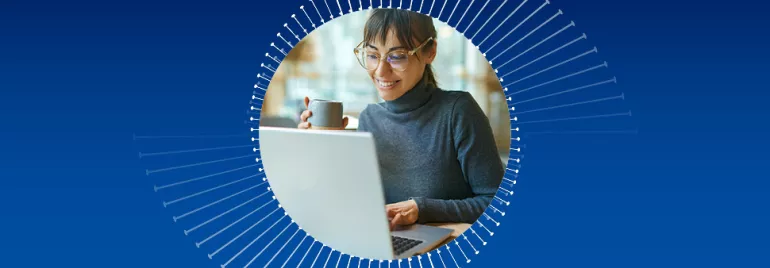 Persona al laptop con una tazza, sfondo blu.
