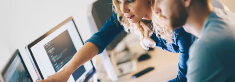 Persone che lavorano insieme al computer in ufficio.