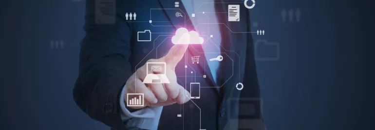 Persona in abito formale tocca un'icona di cloud su uno schermo tecnologico.