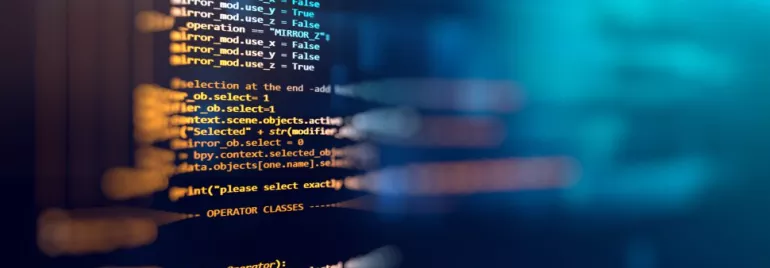 Codice informatico colorato su sfondo sfocato.