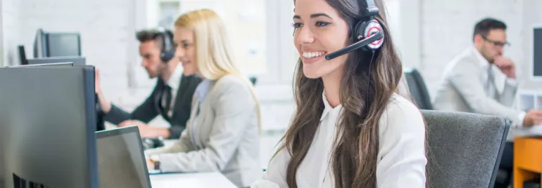 Operatore al computer in un call center.