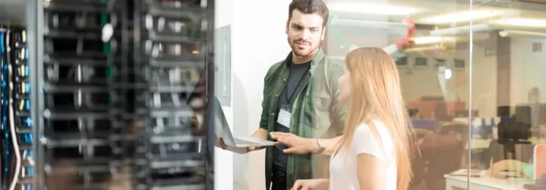 Due persone discutono davanti a un server.