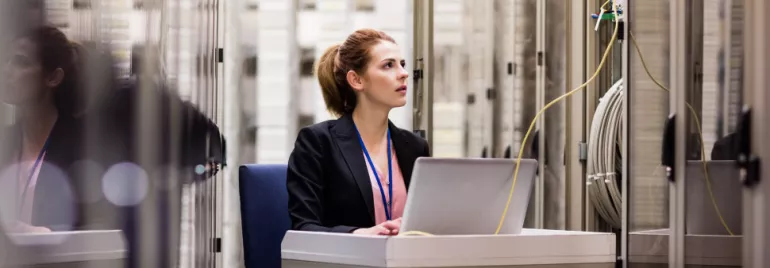 Persona che lavora al computer in un data center.