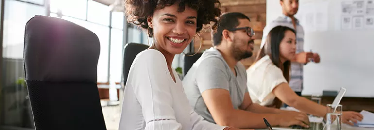 Ufficio con persone che lavorano insieme a un tavolo.