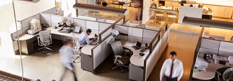 Ufficio open space con persone al lavoro.