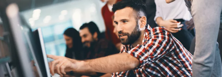 Gruppo di persone che lavora insieme al computer.