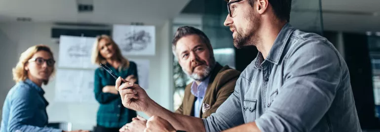 Gruppo di persone in riunione discutendo idee.