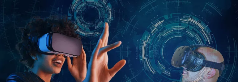 Persona con visore VR immersa in realtà virtuale.
