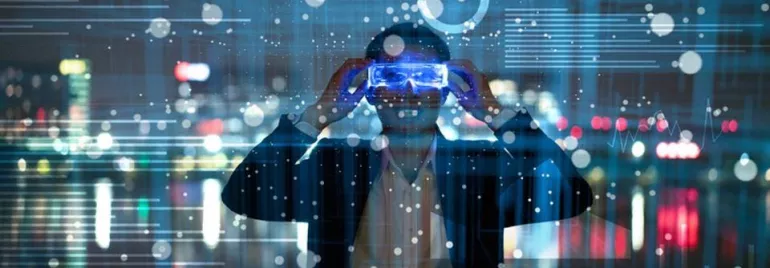 Persona con visore VR in un ambiente futuristico.