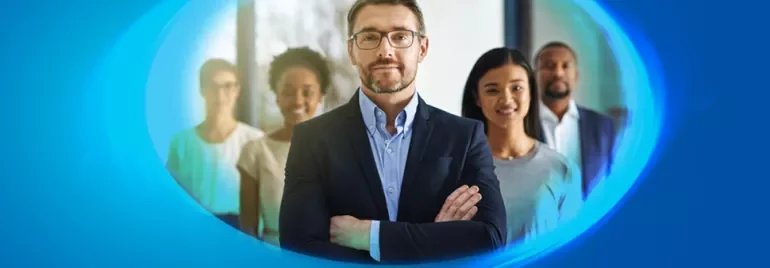 Gruppo di persone in posa con un leader in primo piano