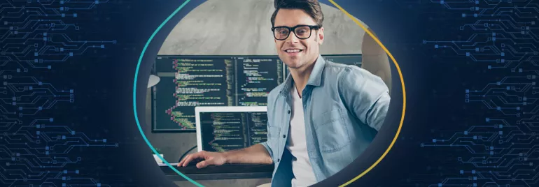 Persona al computer con schermi di codice