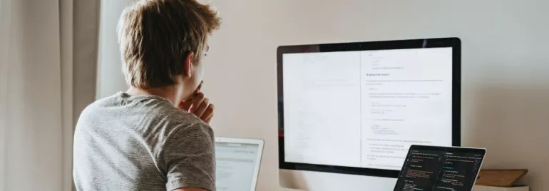 Persona che lavora al computer in un ufficio illuminato.