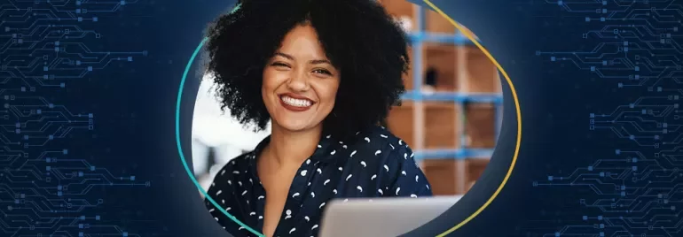 Persona sorridente davanti a un laptop, sfondo tecnologico.