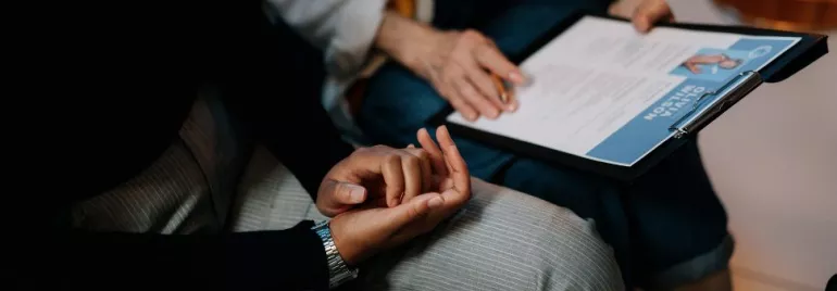 Persona tiene un documento su una tavoletta.