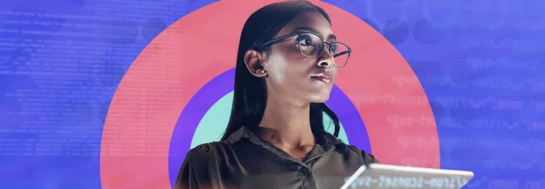 Persona con occhiali e tablet su sfondo colorato