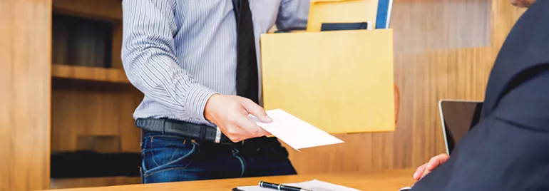 Persona consegna una lettera in ufficio.