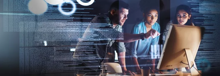 Persone che lavorano insieme a un computer con codice proiettato.