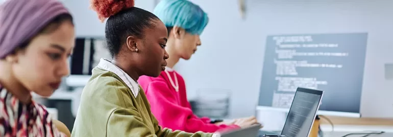 Persone che lavorano al computer in un ufficio moderno.